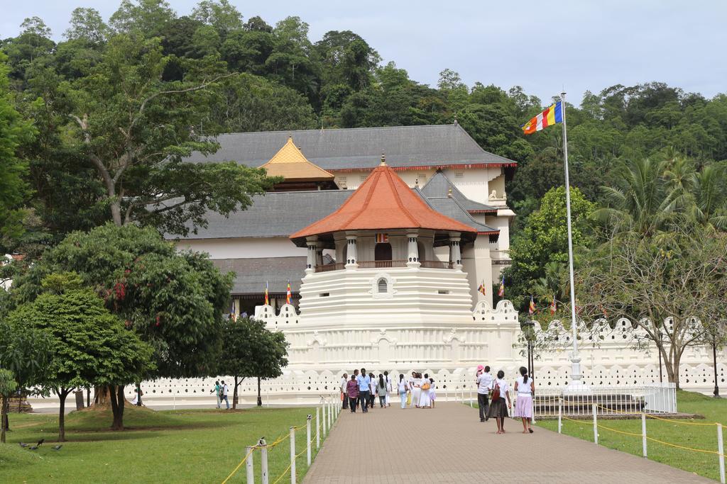 คามาริน เรสซิเดนซ์ Bed & Breakfast แคนดี้ ภายนอก รูปภาพ